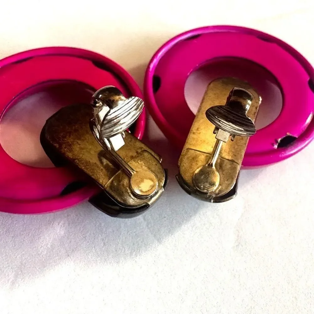 Pink and silver tone circle clip on  vintage earrings
